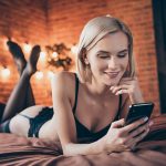 Frau scrollt durch Seitensprung App