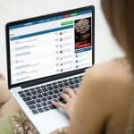 Frau sucht im Internet nach Erotikforum